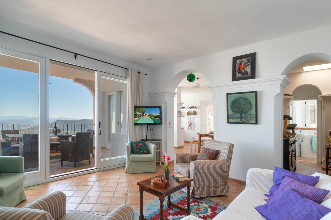 Salón con puertas que se abren a la terraza 