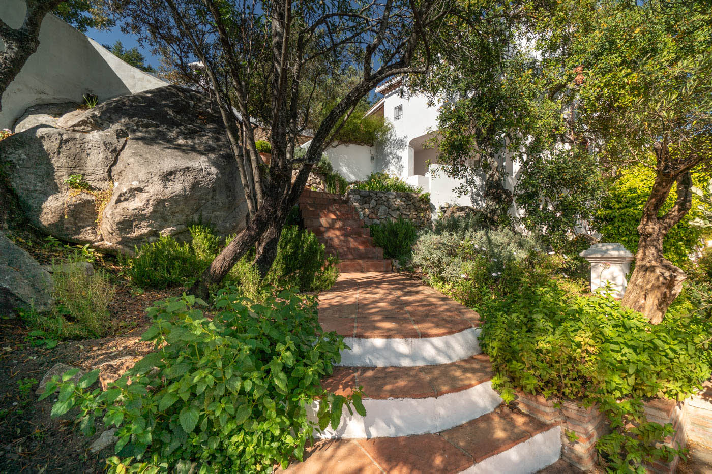 Terrazas y zona de piscina a pocos pasos de la propiedad 