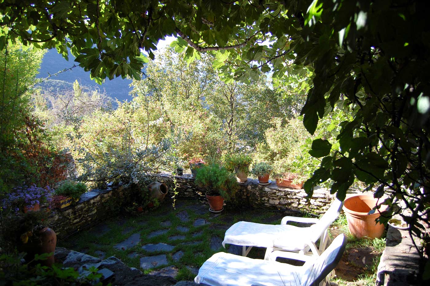 Terraza inferior al frente a la casa