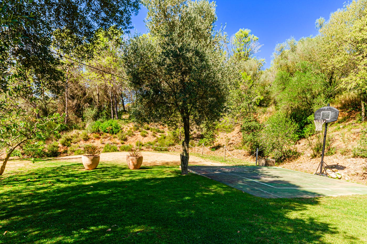 Zona de parking y pista de baloncesto próximas a la casa