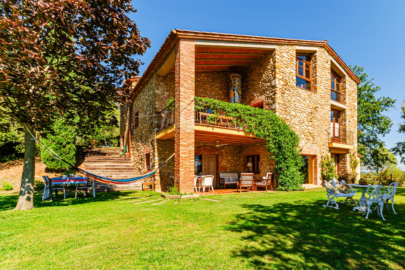 Bonitos jardines alrededor de la casa