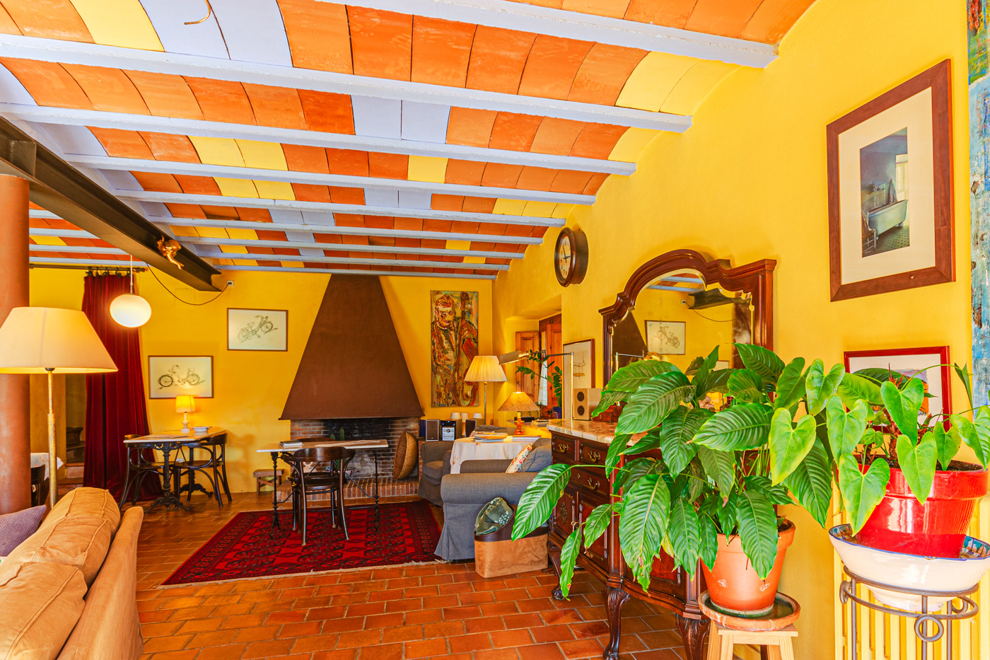 La puerta principal da acceso a la gran sala de estar