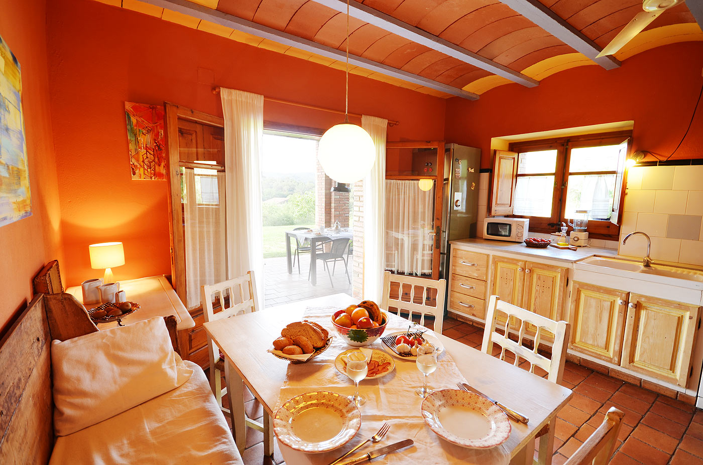 Cocina con puertas que dan a jardines 