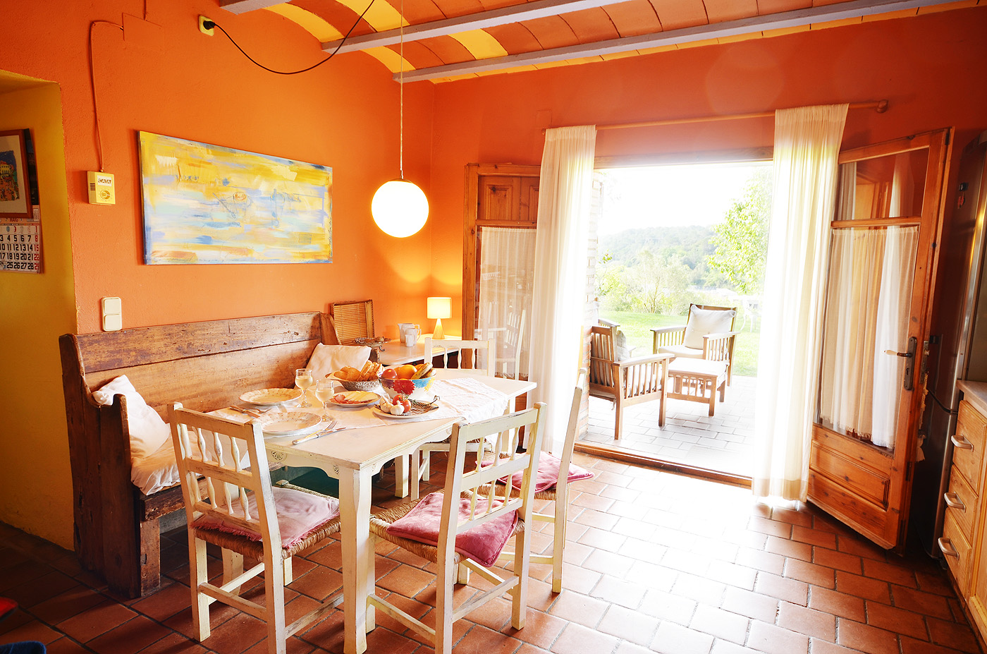 La cocina cuenta con comedor interior y exterior 