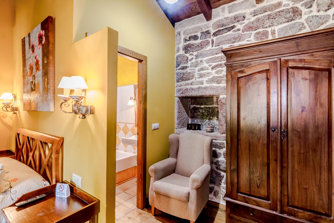 Wardrobe and bathroom entrance