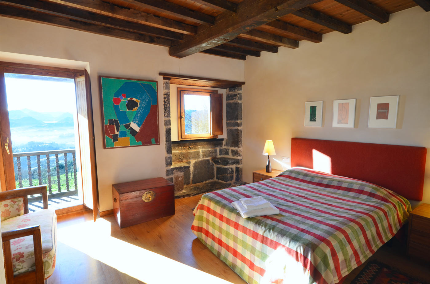 Habitación con cama doble y acceso a terrazas