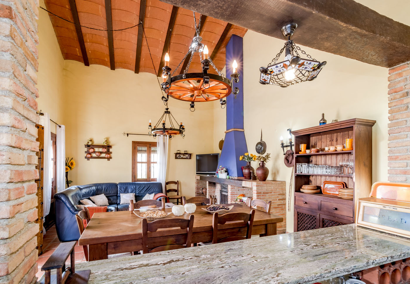 Habitación principal vista desde la barra de la cocina