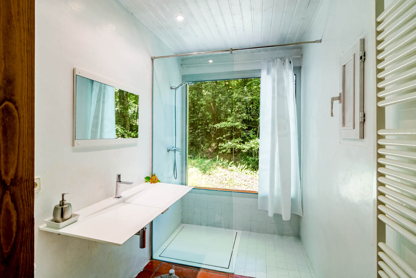 Lower floor bedroom has ensuite facilities