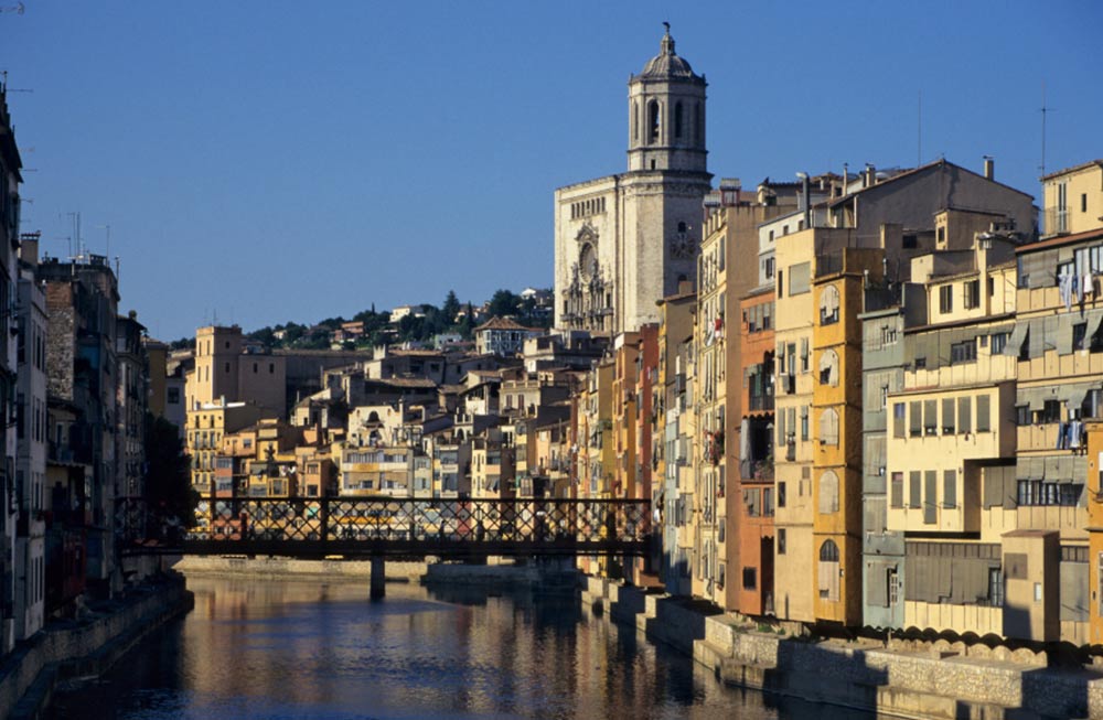La histórica ciudad de Girona está a 30 minutos en coche 