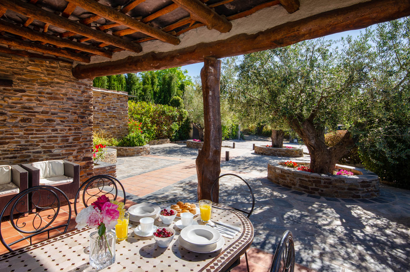 Porche amueblado con zona de barbacoa