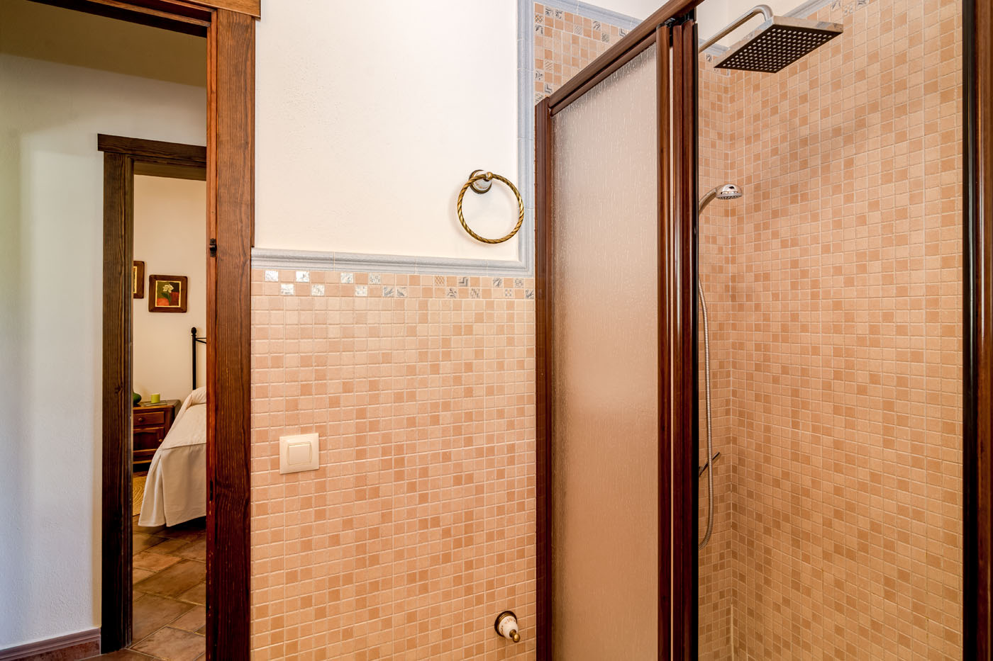 El baño principal tiene ducha  