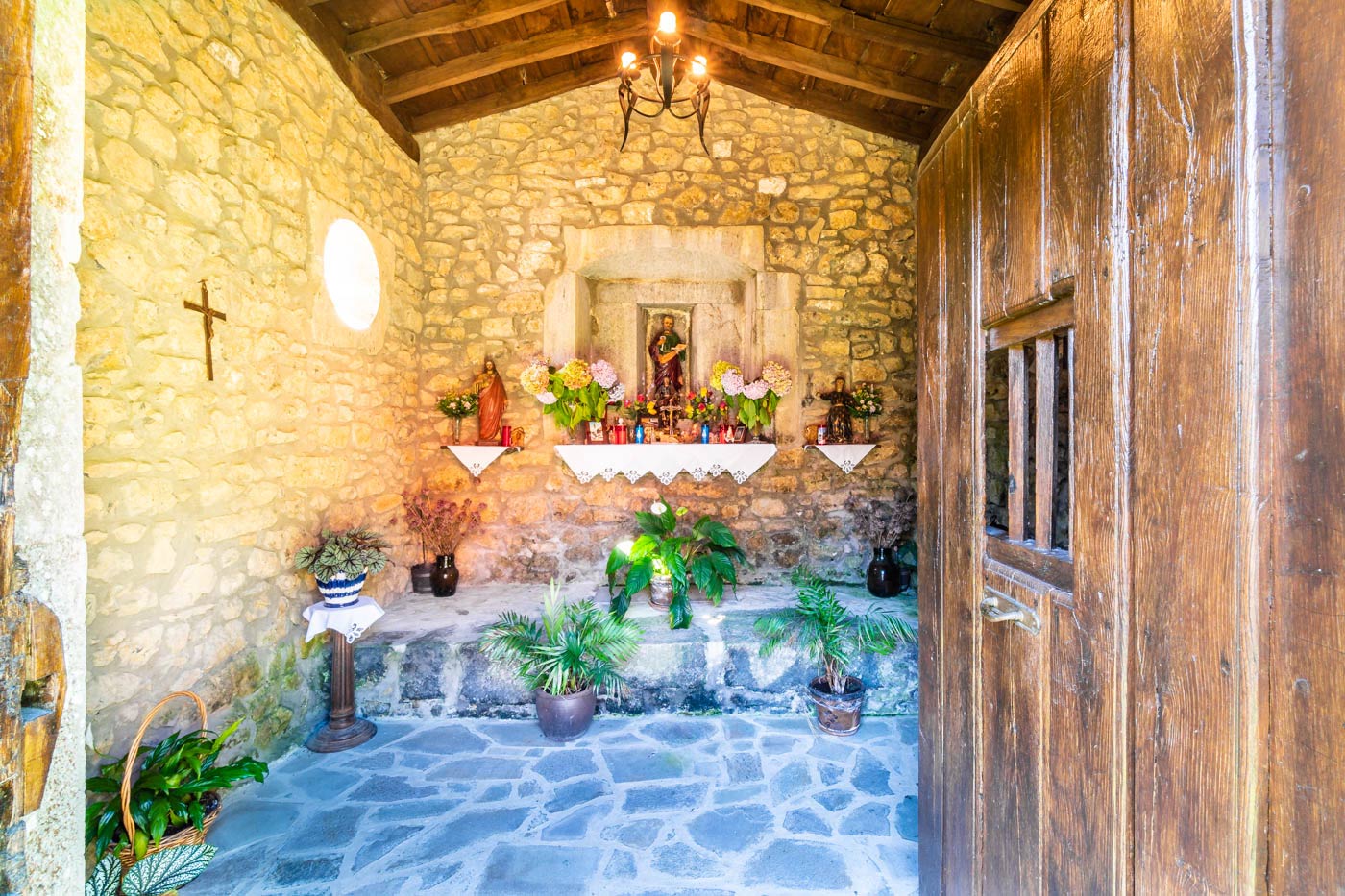 Dentro de la capilla que pertenece a la granja