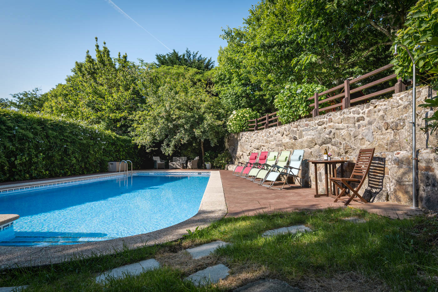 Piscina privada, vallada, filtrada con sal, de 10 metros