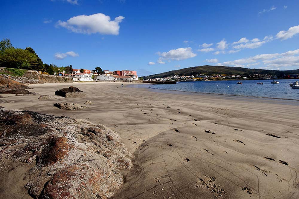 La playa local se encuentra a poca distancia