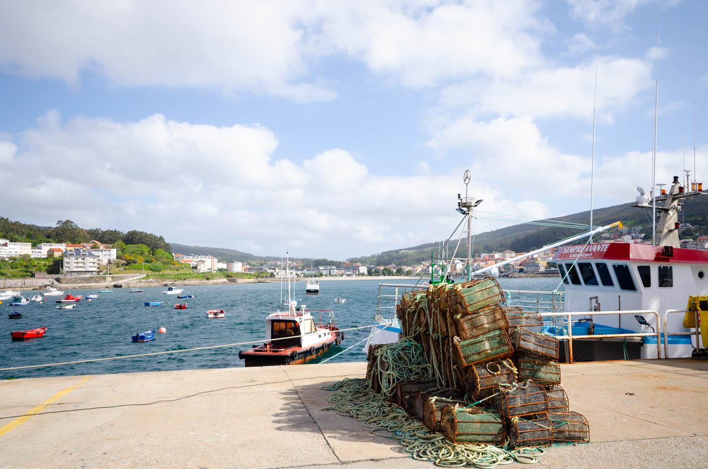 Puerto pesquero de Corcubion al final de su calle