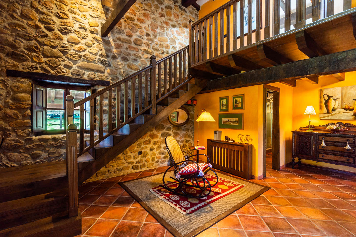 Escaleras a las habitaciones del primer piso