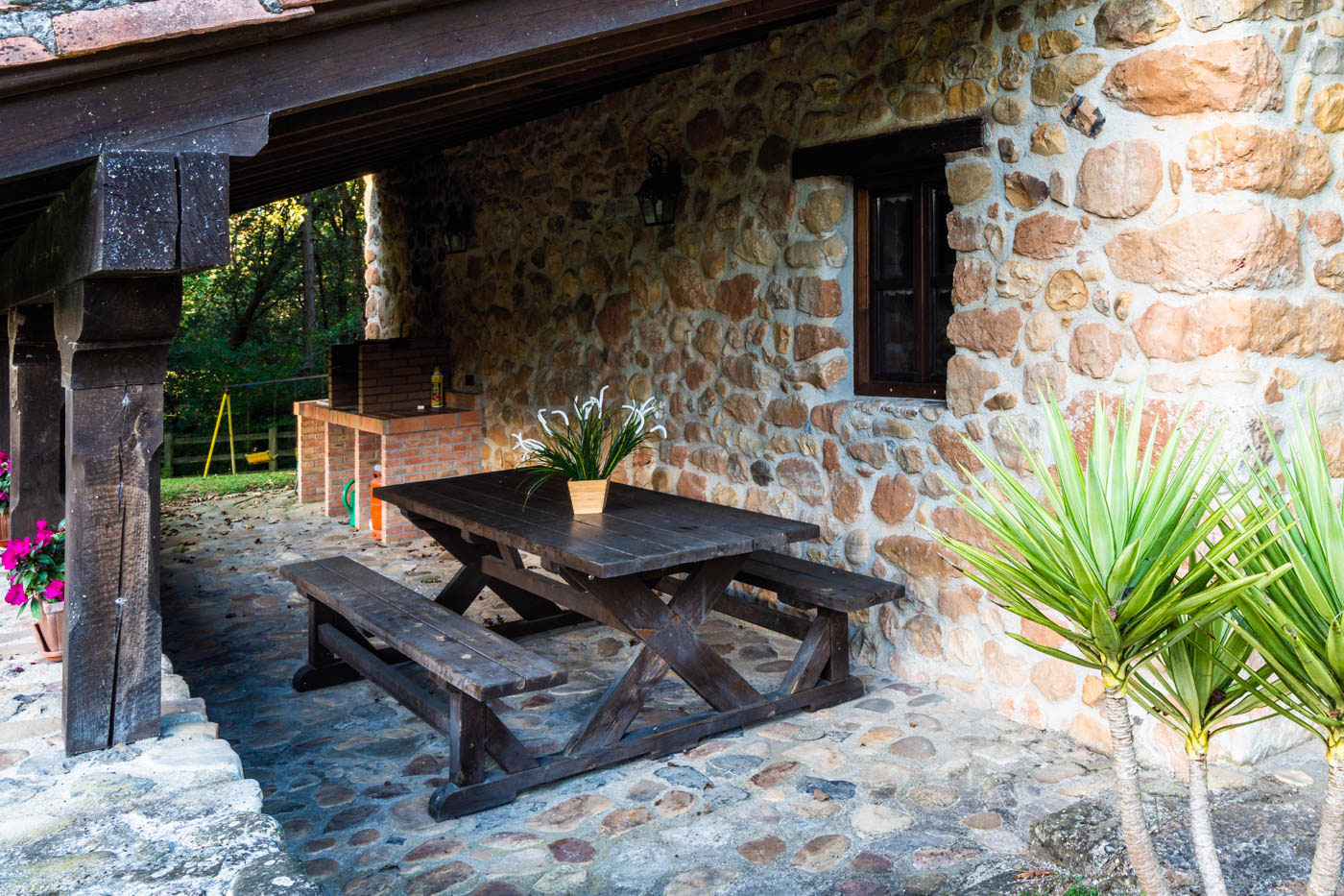 Banco de picnic junto a la zona de barbacoa