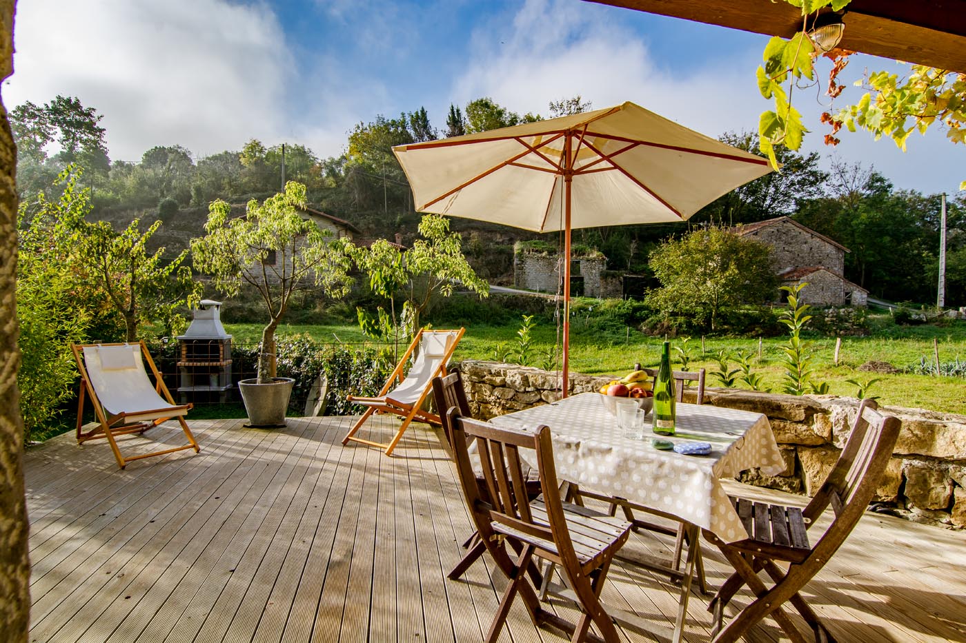 Su casa rural tiene terraza y jardines