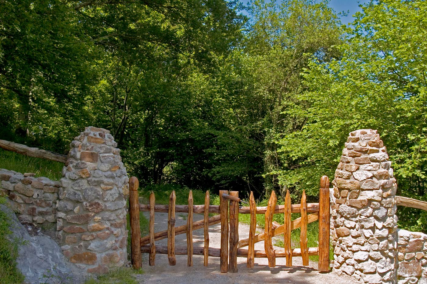 Entrada a su finca aislada