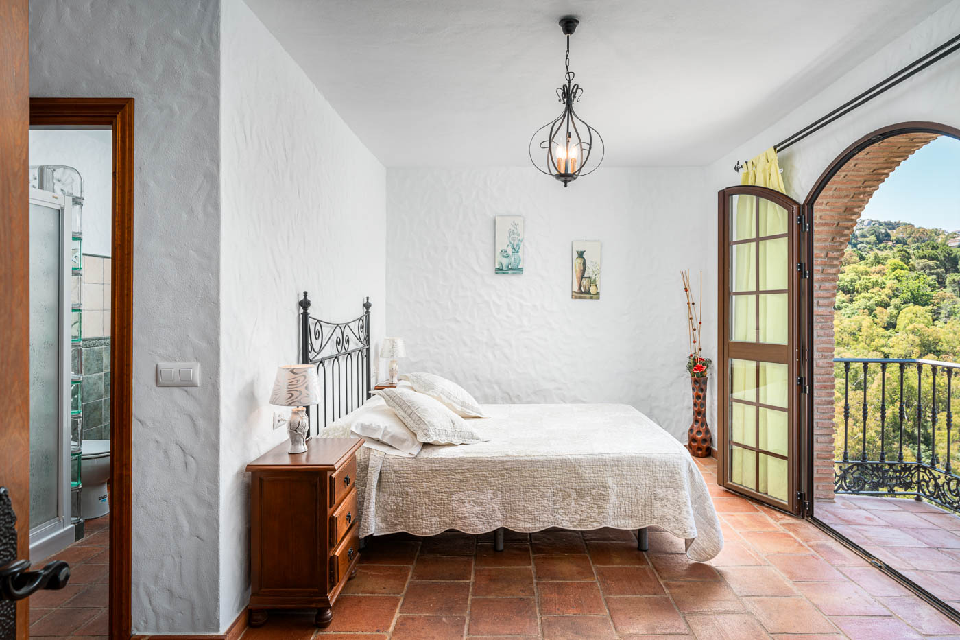 Dormitorio 1 con cama doble y baño en suite