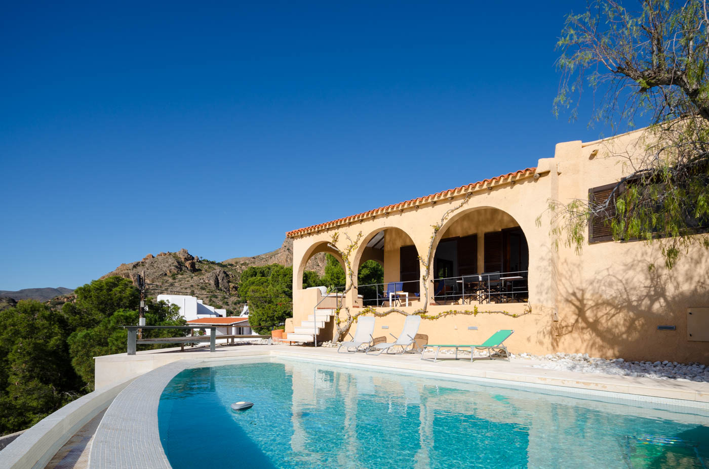 Su casa vacacional se alza sobre una colina sobre el mar