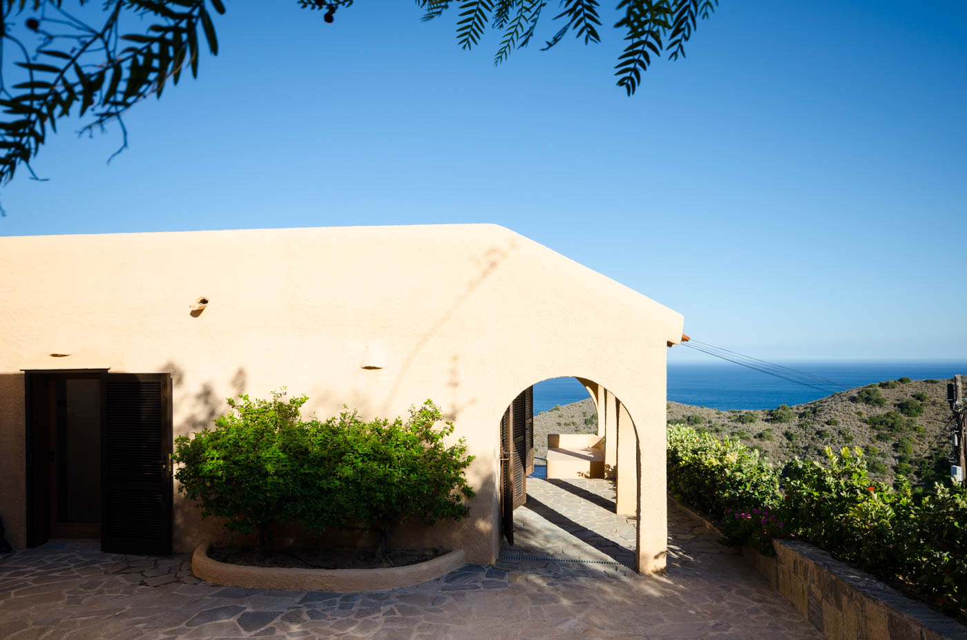 Entrando en su casa desde la zona de estacionamiento con sombra