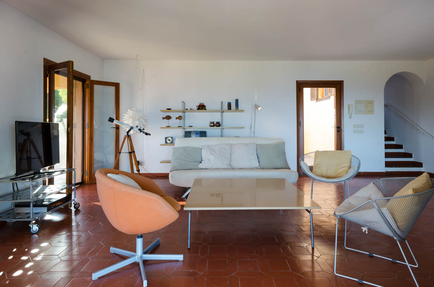 Sala de estar con puertas francesas que se abren a terrazas