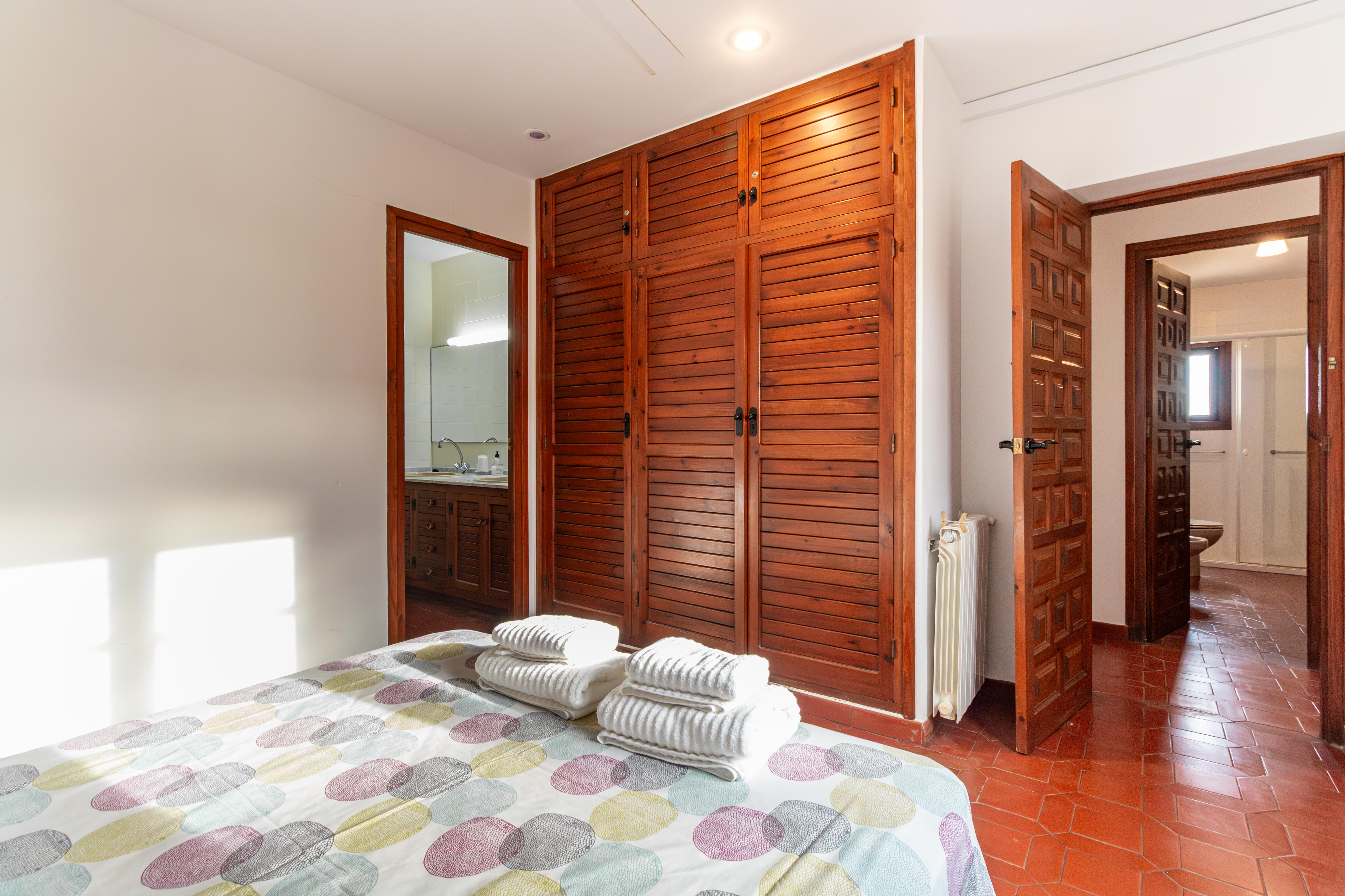 Habitación con cama doble y baño privado