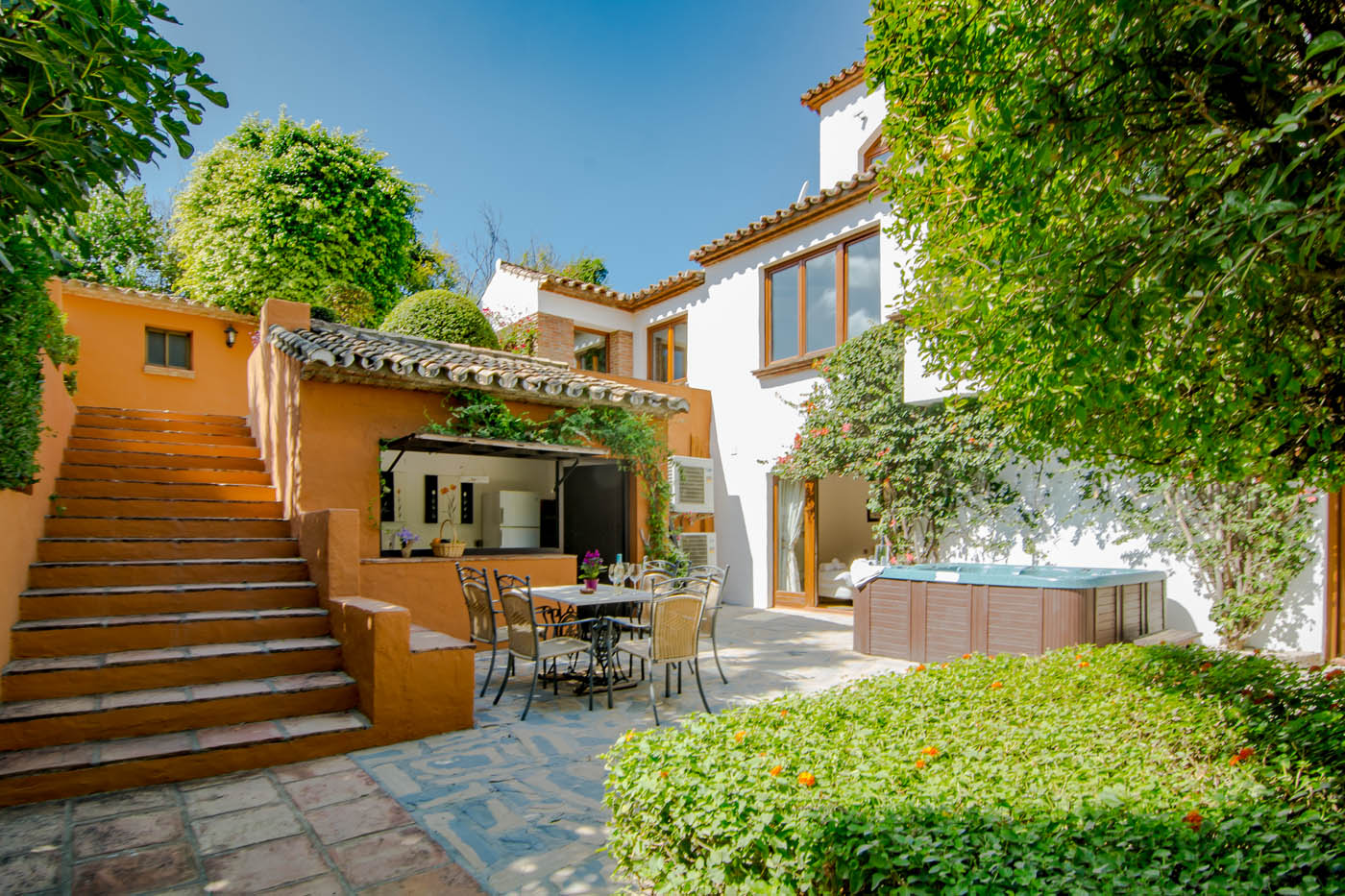 Terrazas inferiores con barbacoa/grill bar y jacuzzi 