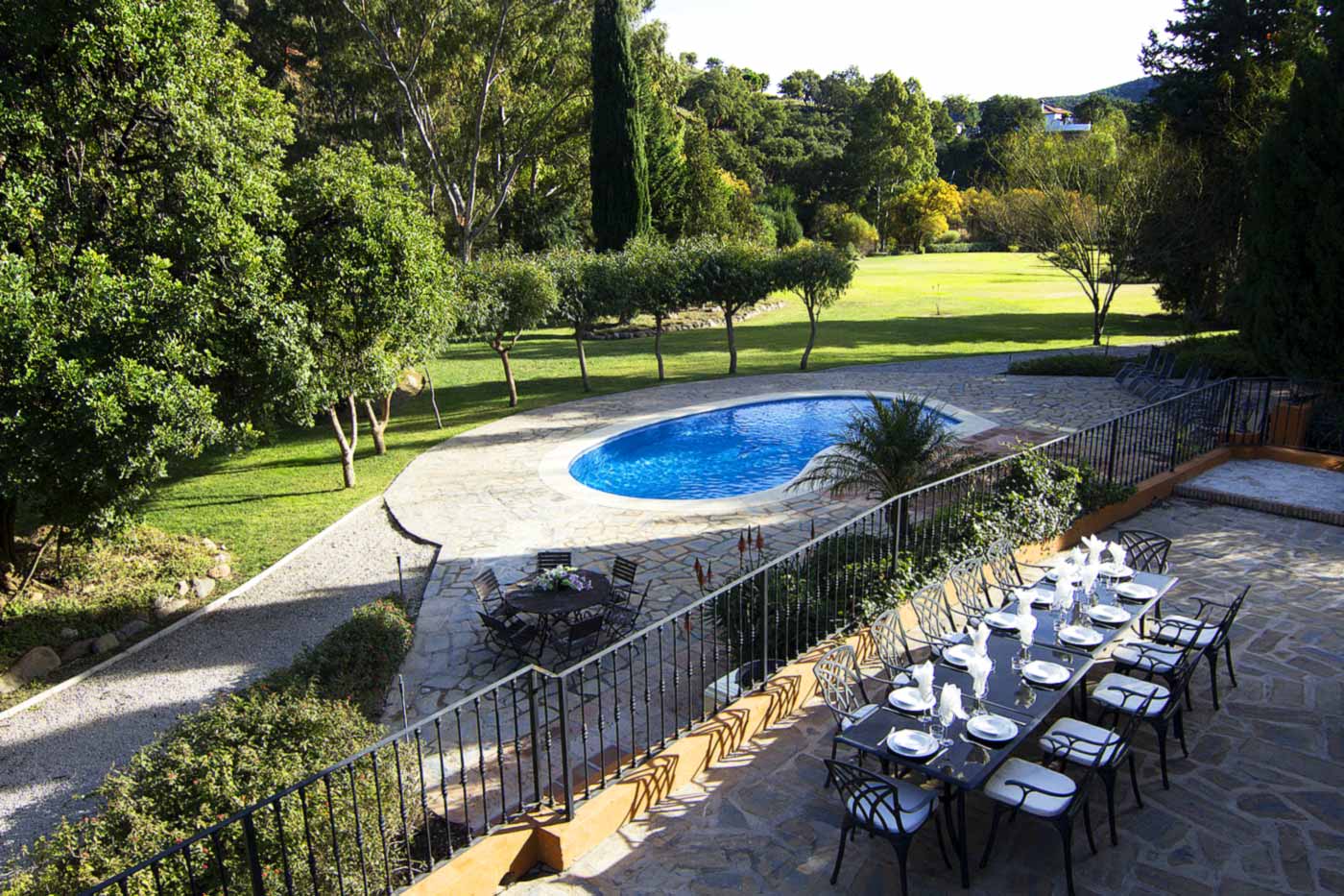 Mesa para 10 personas sobre el jardín de la piscina 