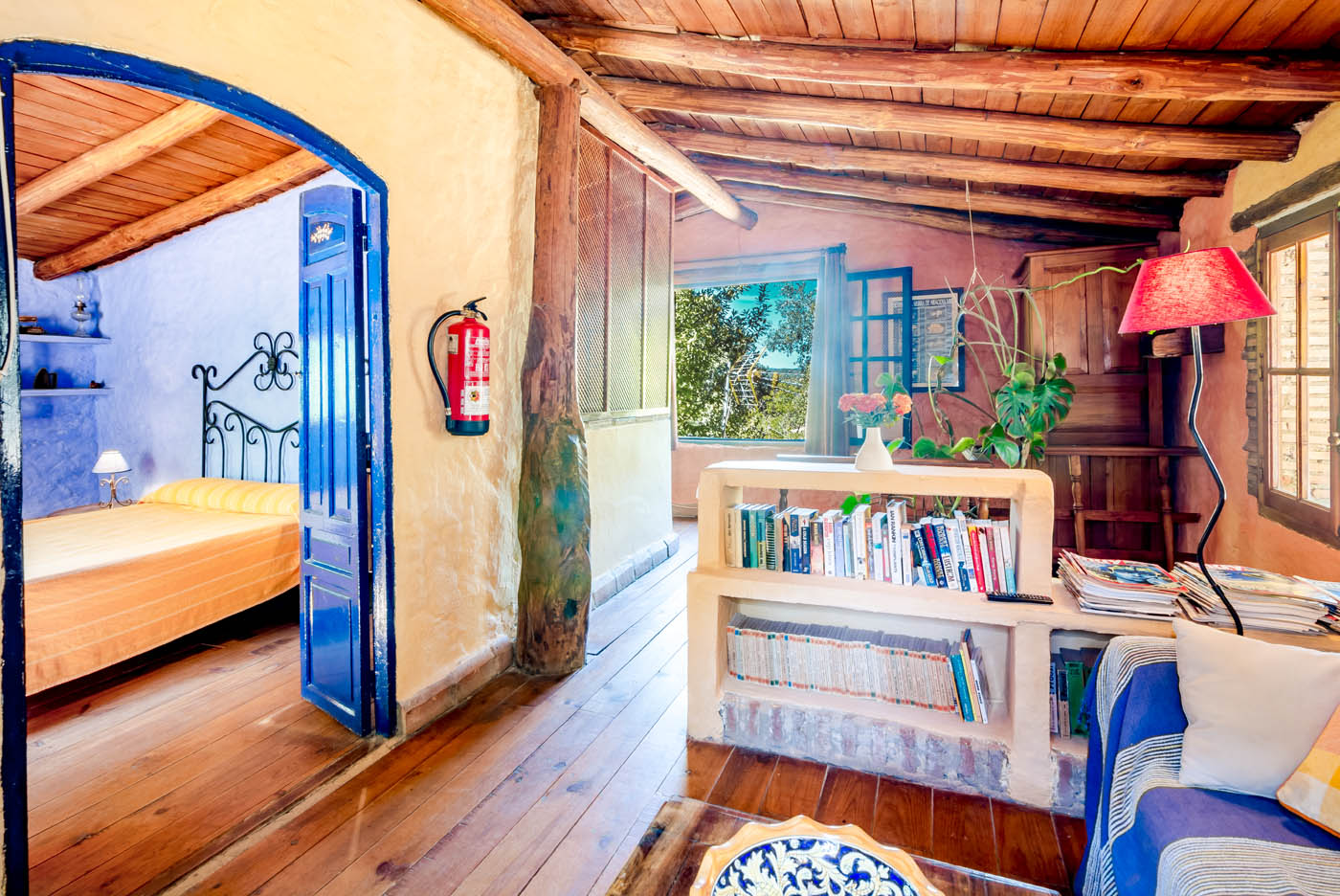 Lounge and bedroom: the house is perfect for couples