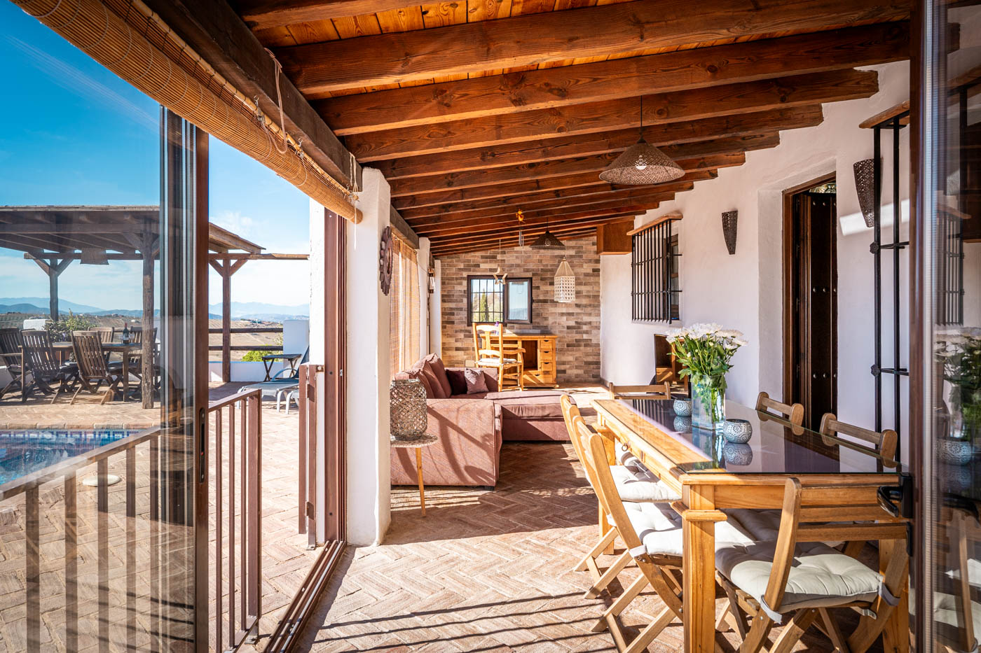 Porche acristalado con mobiliario