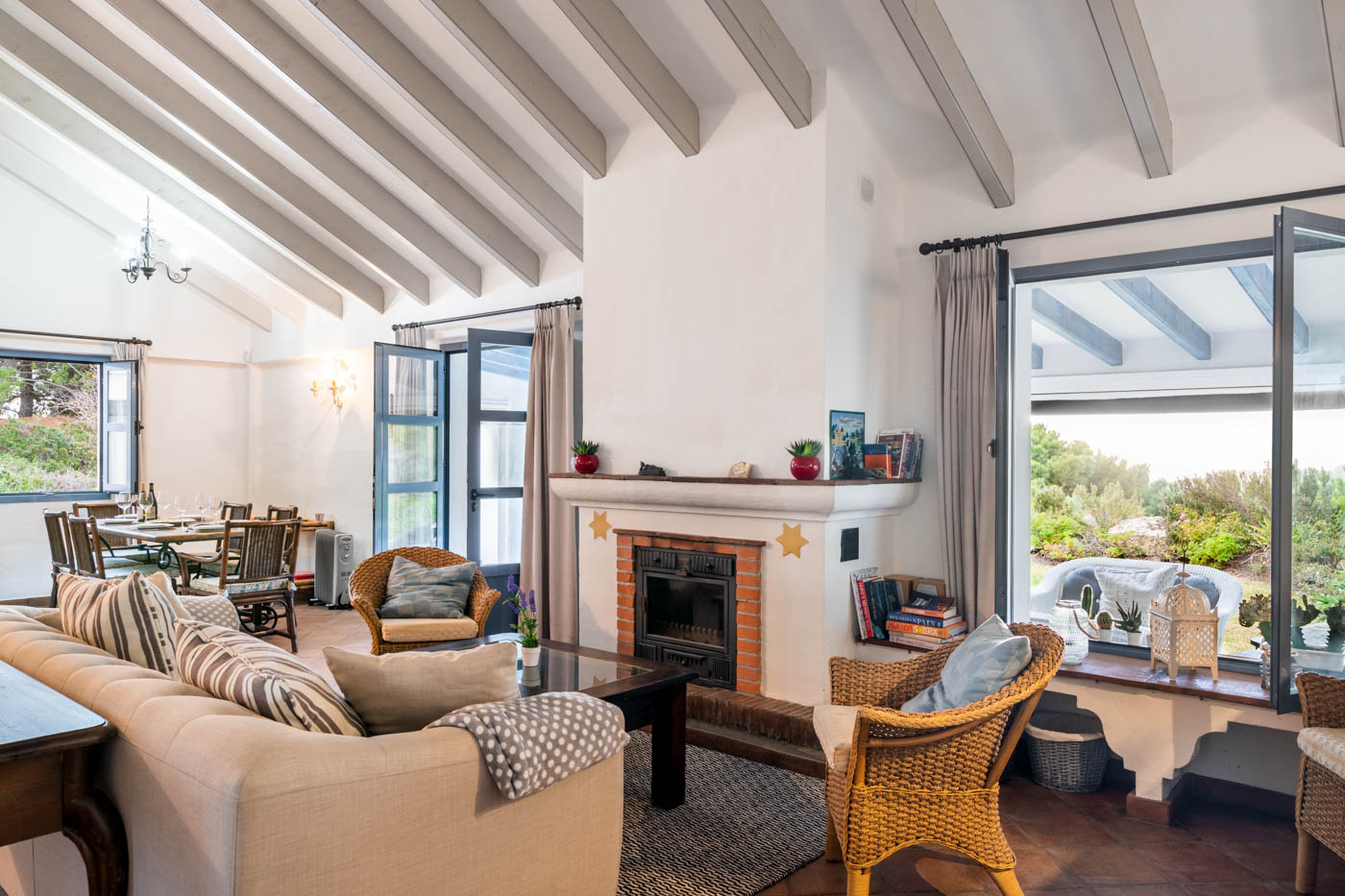 Sala de estar con puertas que se abren al conservatorio 