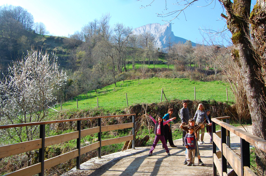 Picos in early April | Kids love Picos de Europa!