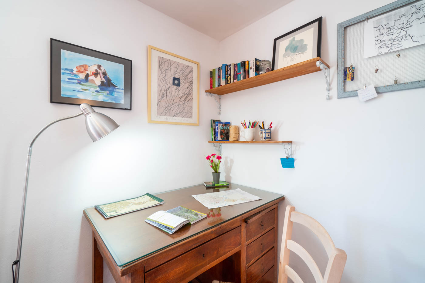 Rincón con escritorio para planificar tus días 