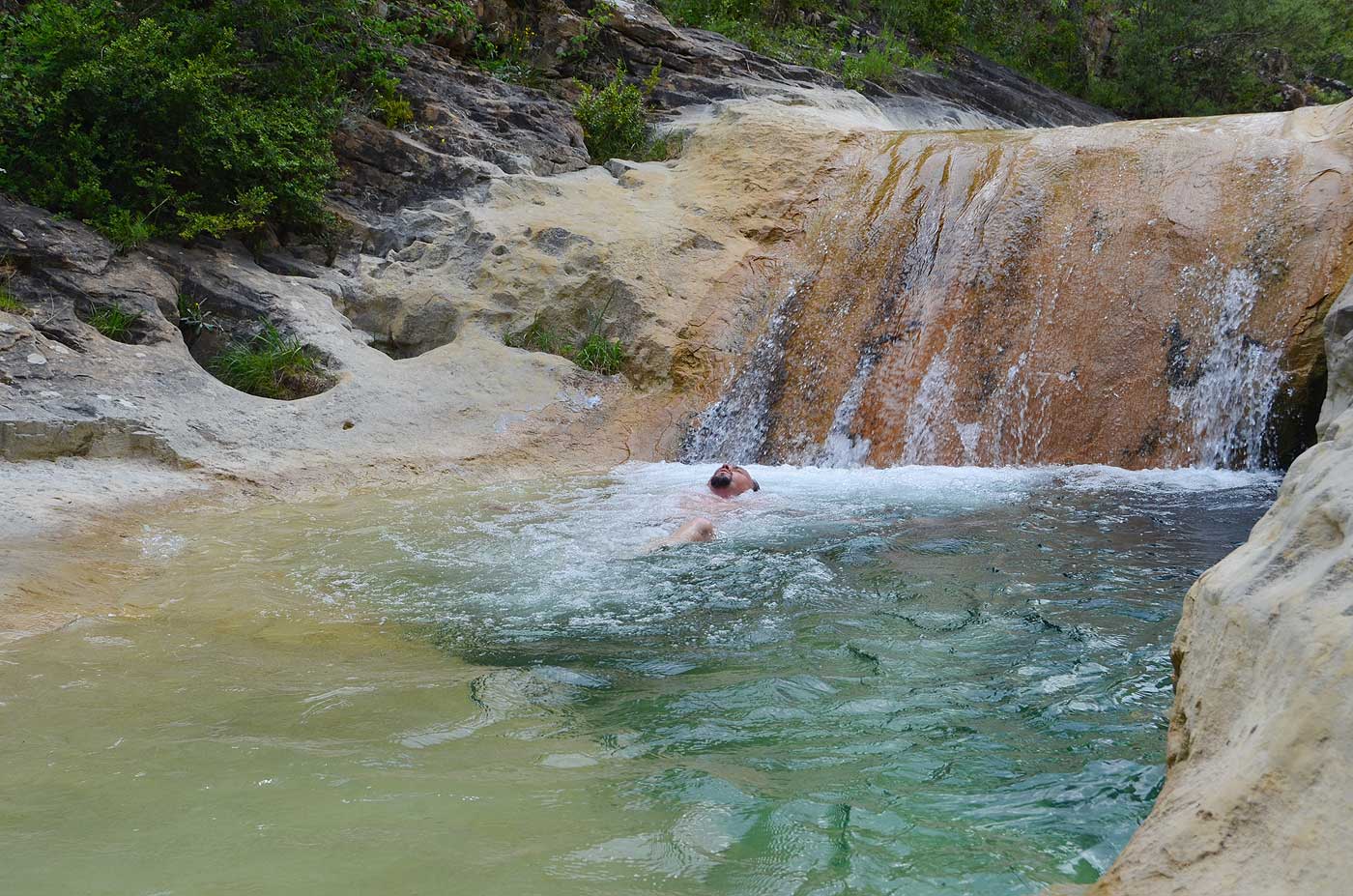 Puedes bañarte en el rio a poca distancia de la propiedad  
