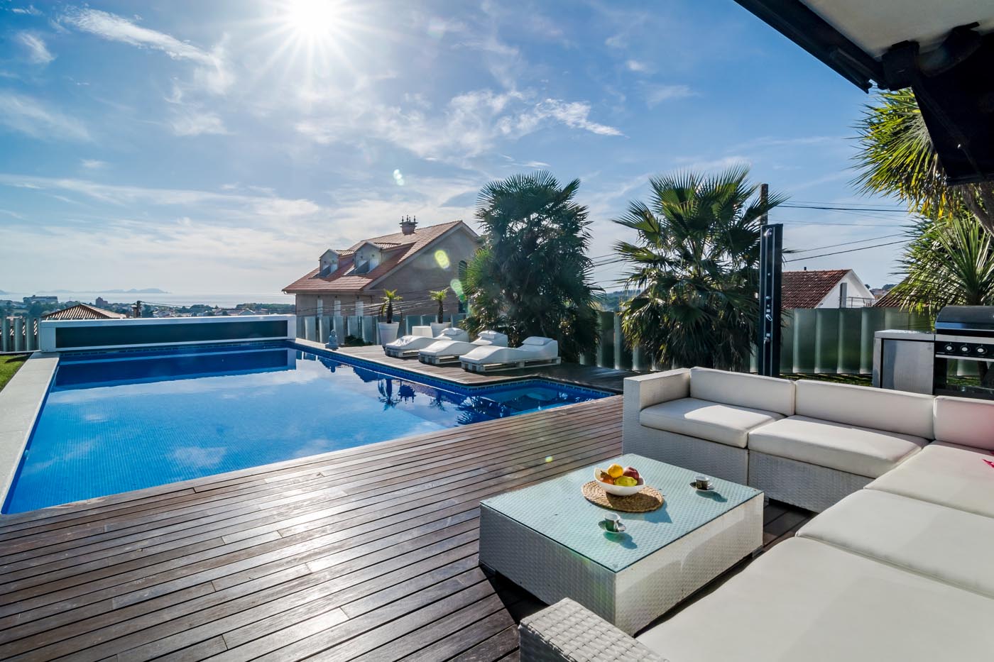 Zona de relax con la isla de Cies en la distancia