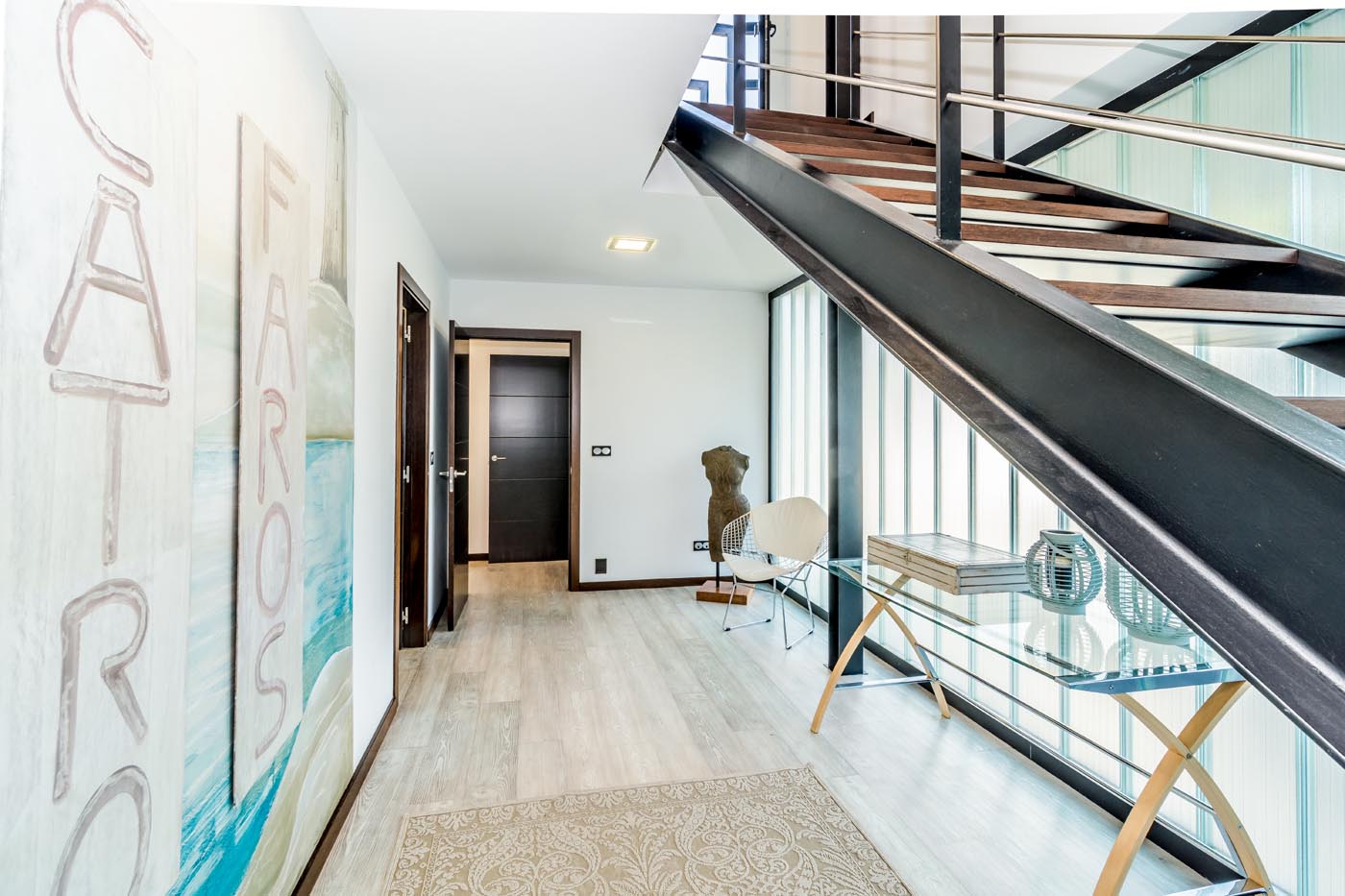 Recepción / escalones al primer piso