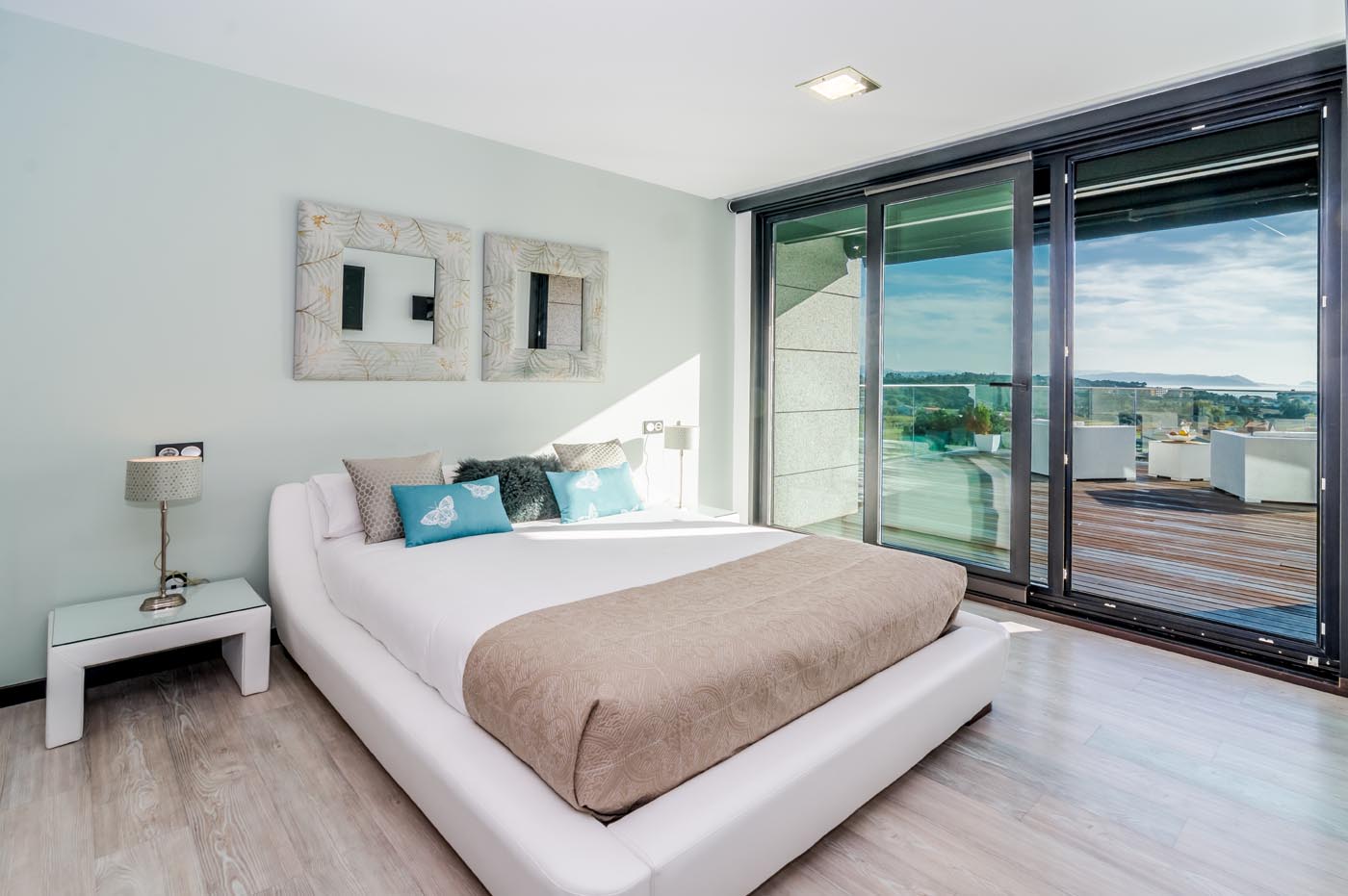 El dormitorio principal tiene su propia terraza amplia