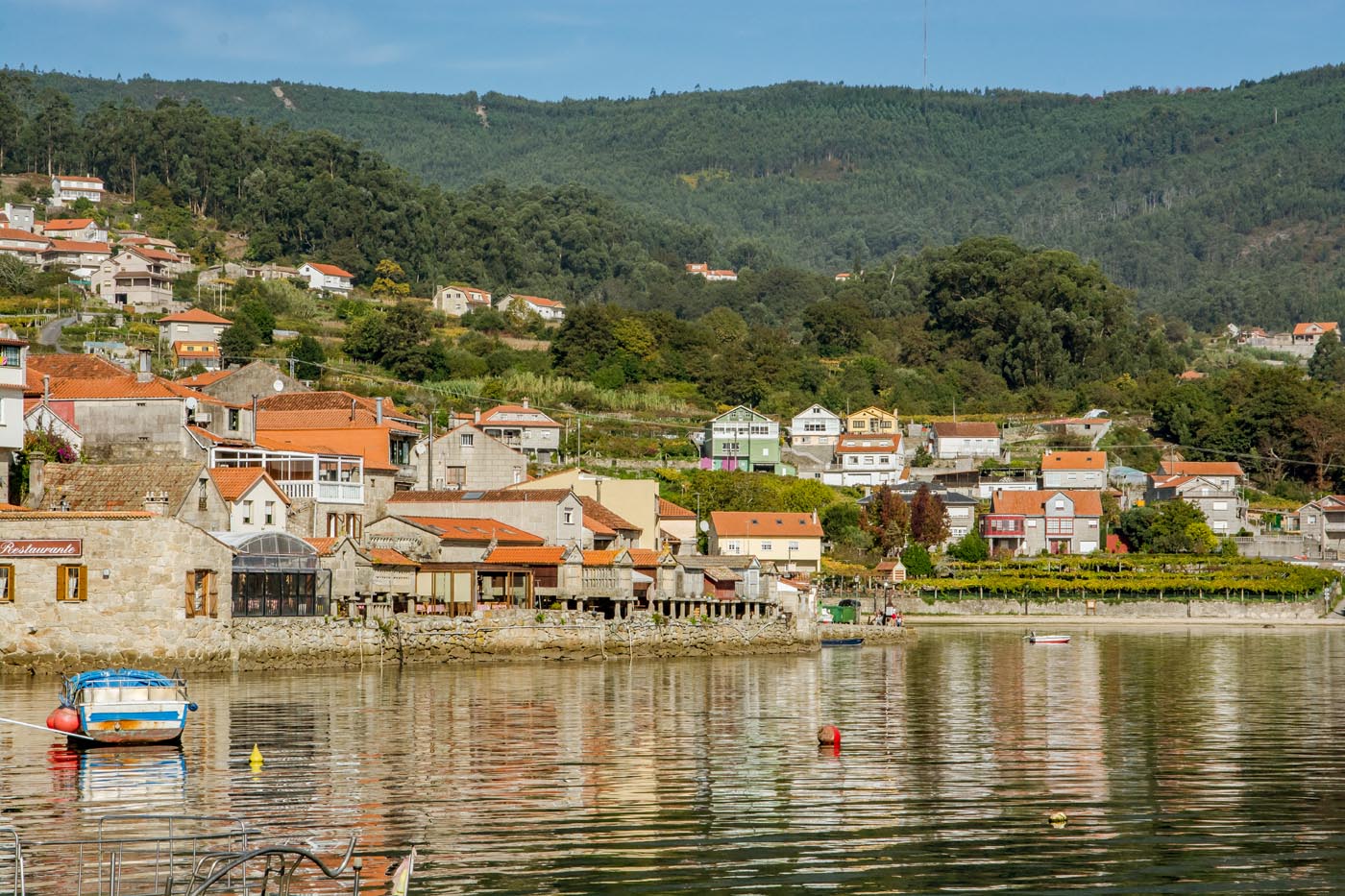 Su casa vacacional está al frente del puerto viejo
