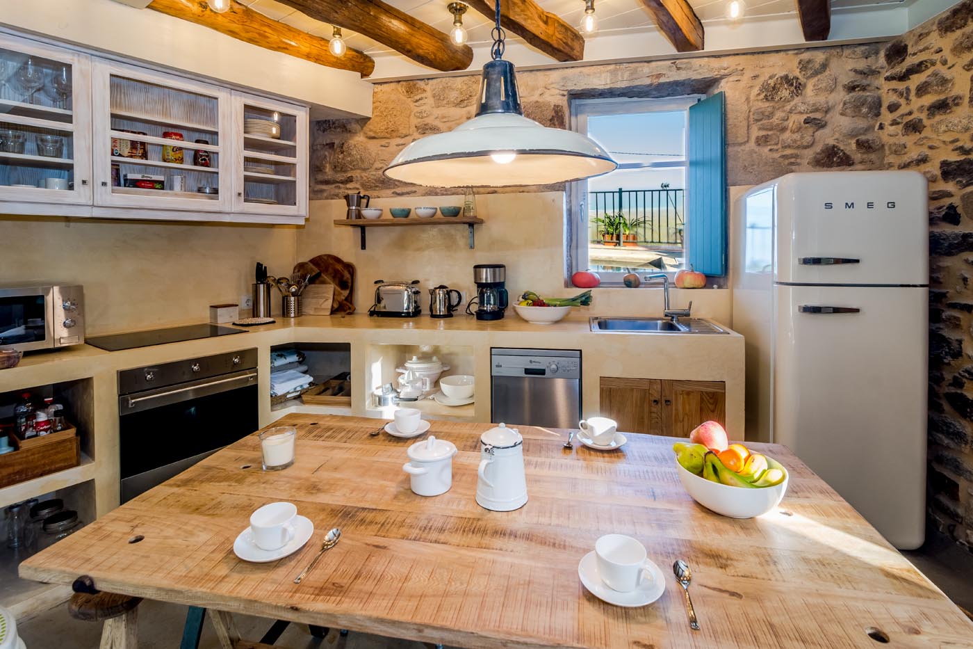 Cocina bien equipada con vistas al mar.