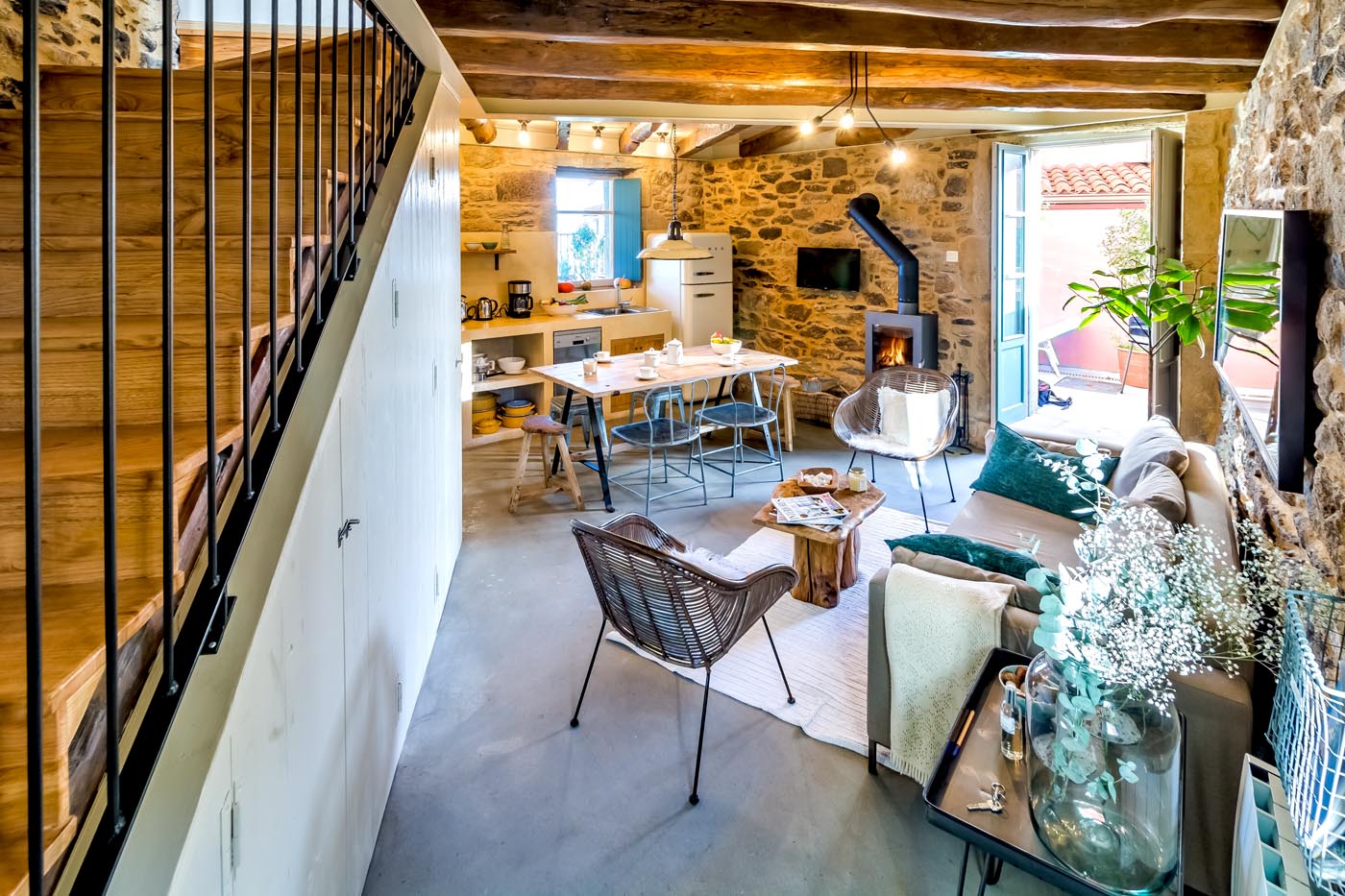 Aseo y lavadora se encuentran debajo de las escaleras.