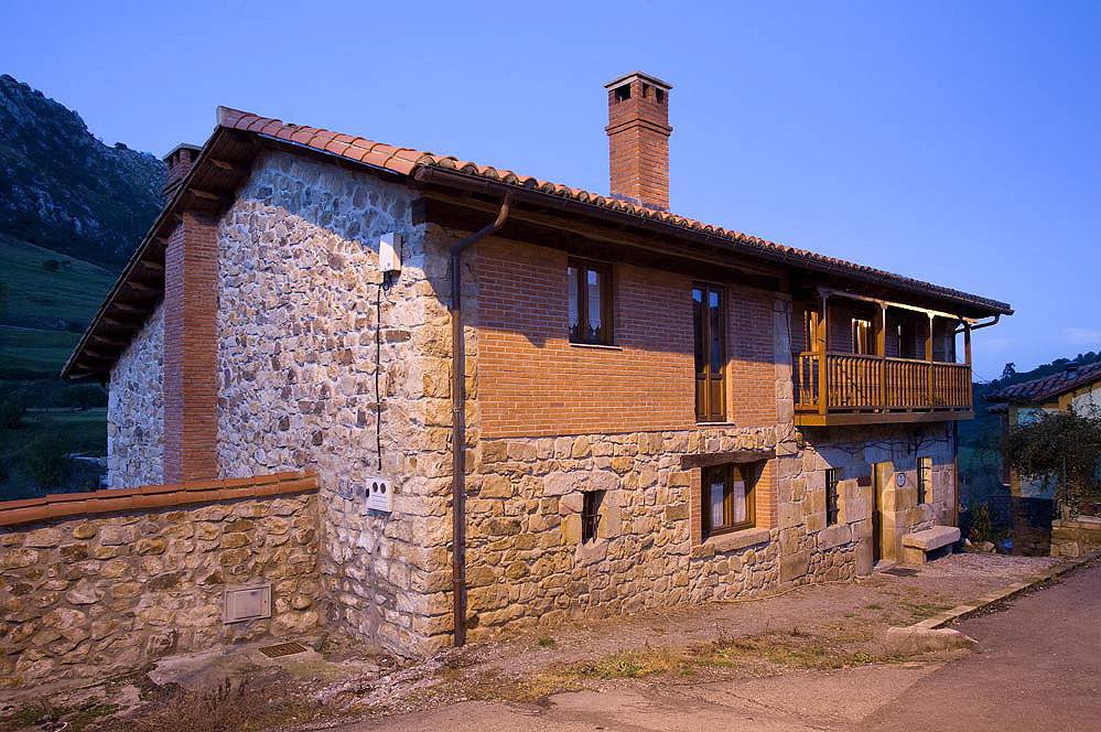 Small non-touristic hamlet in rural location