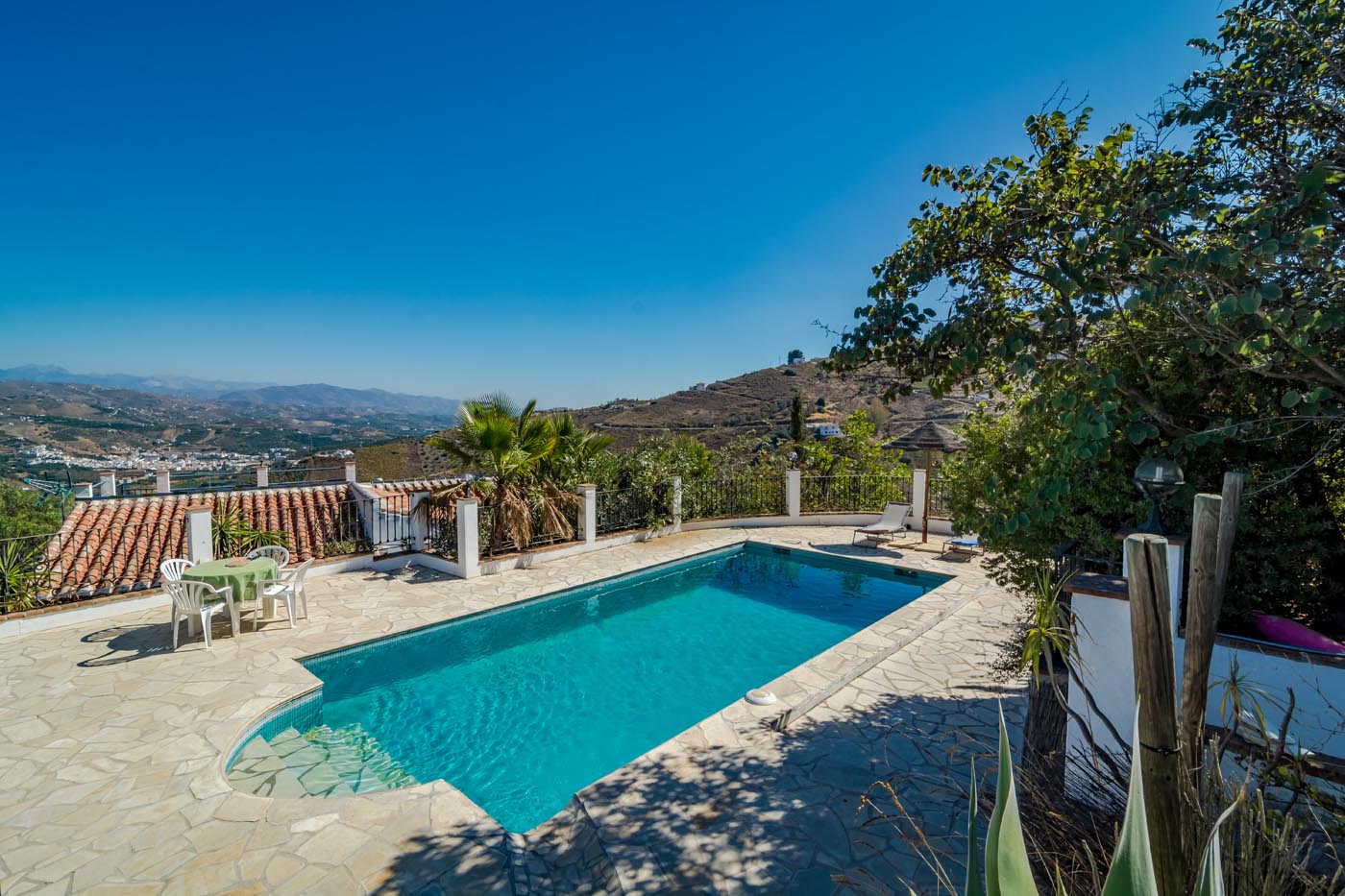 La piscina se encuentra encima de la casa