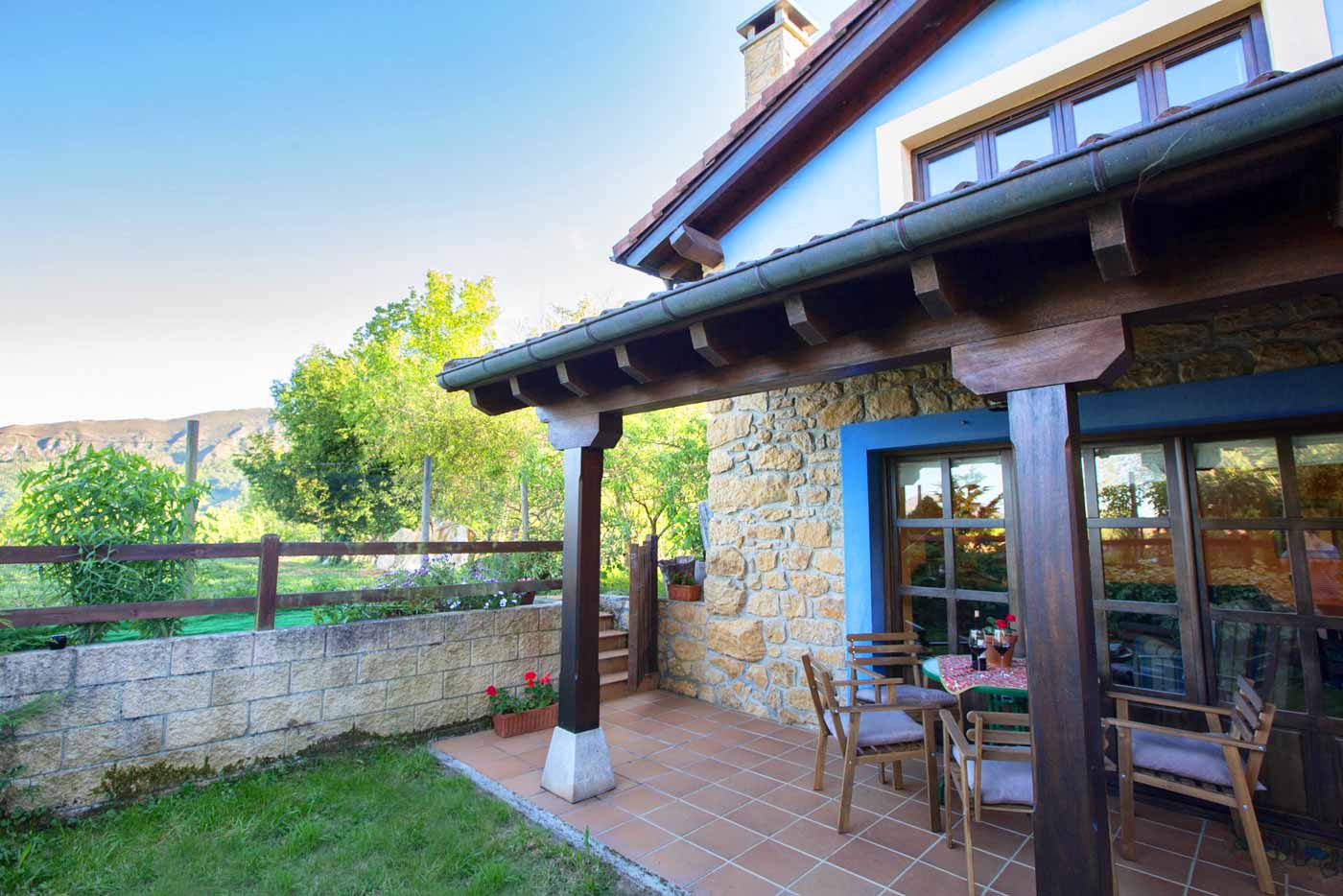 Jardín con porche amueblado