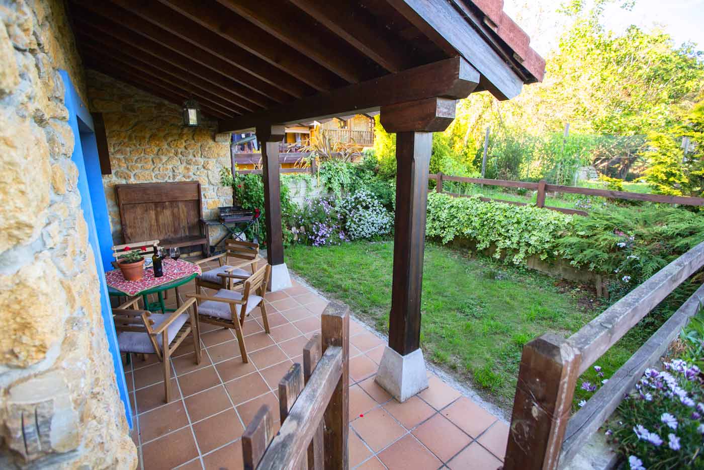 La propiedad tiene una puerta a grandes terrenos privados