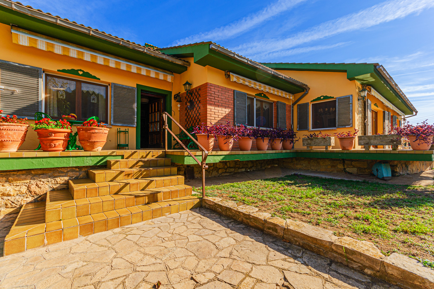 Ligeramente elevado del suelo pero todo en una planta