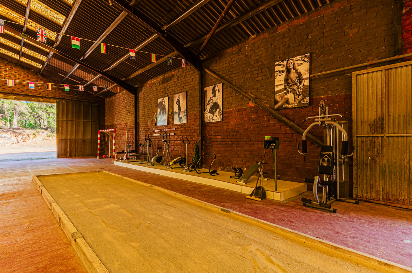 La sala de juegos tiene una zona de gimnasio también