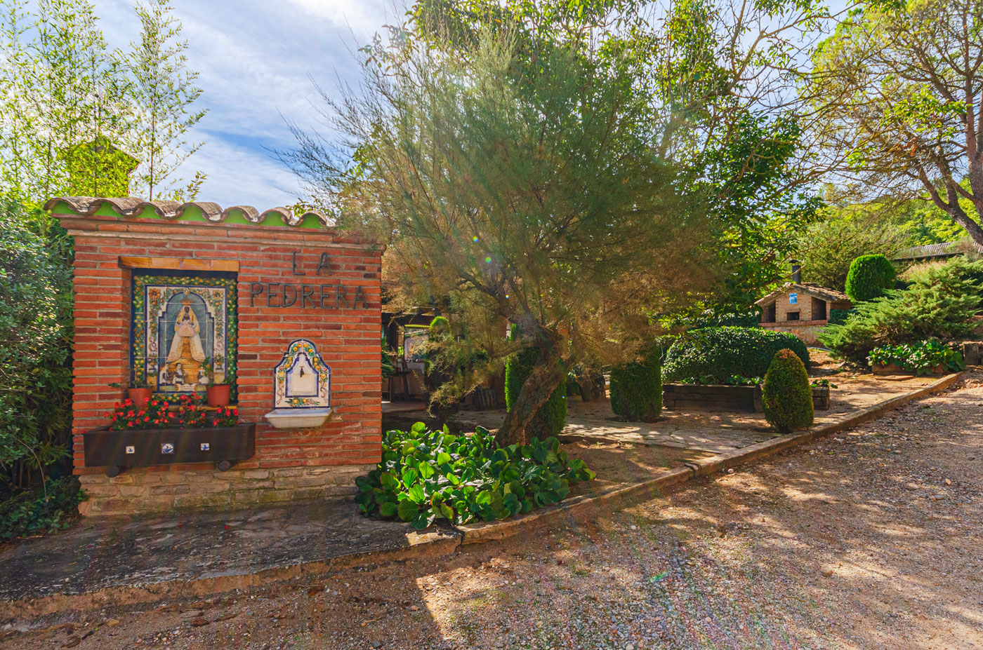Acceso a zona de piscina con instalaciones para barbacoa etc.