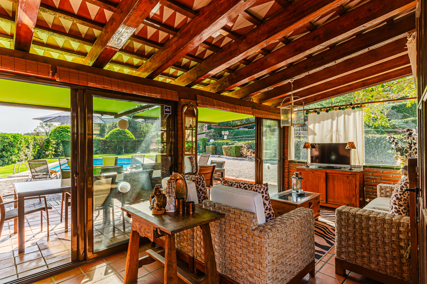 Espacio interior junto terrazas a la sombra